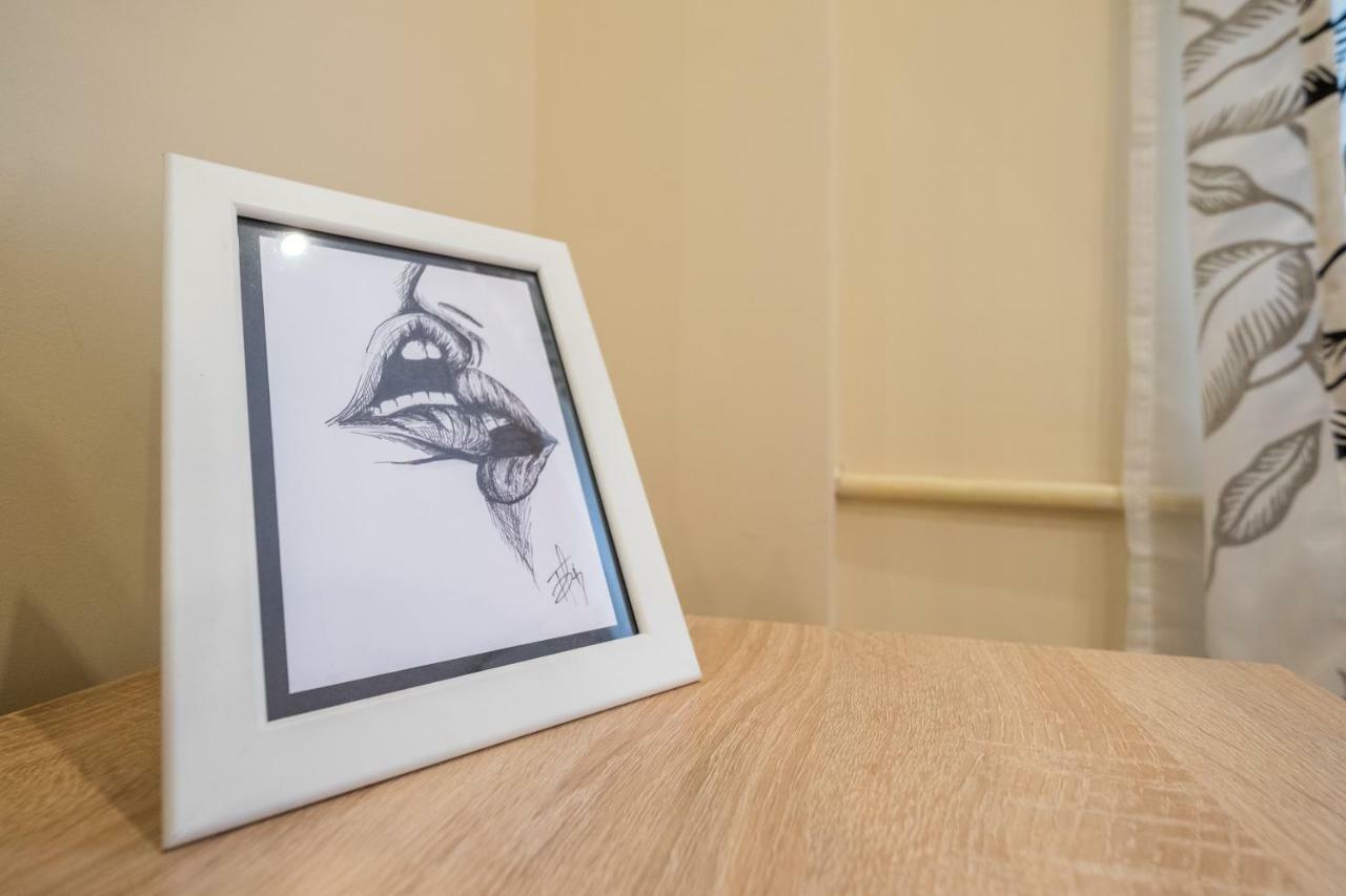Modern 2 Bedroom Apartment Next To Vitosha Str. Sofia Luaran gambar